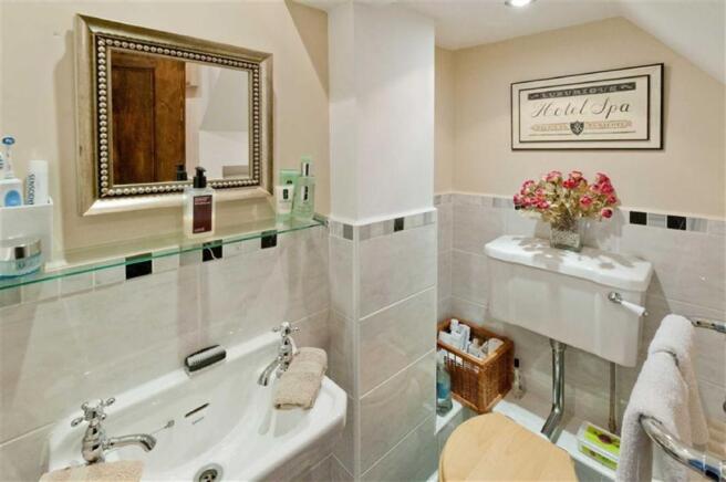 EN-SUITE SHOWER ROOM