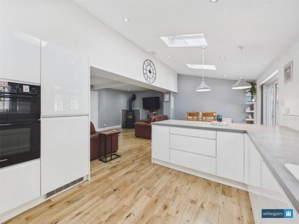 5 bed Detached for sale Image 6