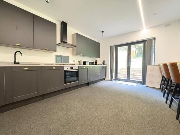 4 bed Detached to rent Image 4