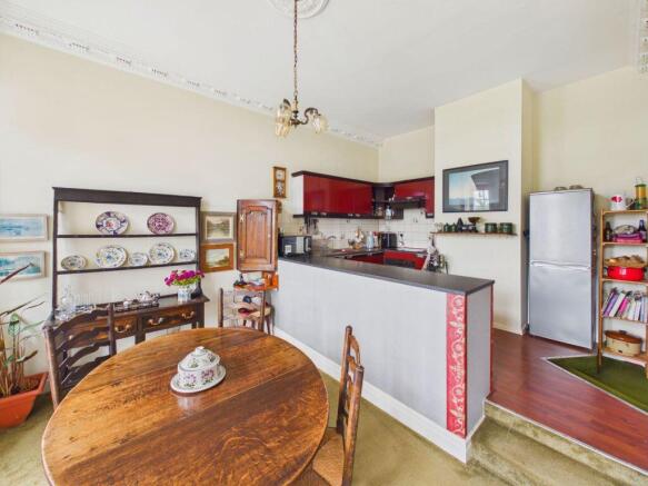 3 bed Apartment for sale Image 4