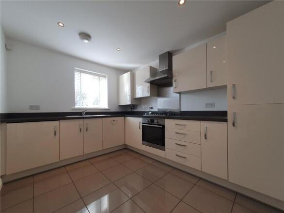 3 bed Semi-Detached to rent Image 5