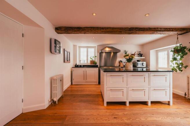 5 bed Detached for sale Image 8