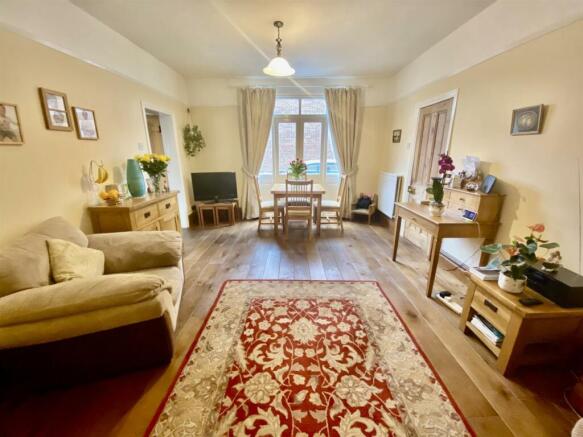 SITTING/DINING ROOM