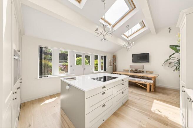 5 bed Semi-Detached for sale Image 11