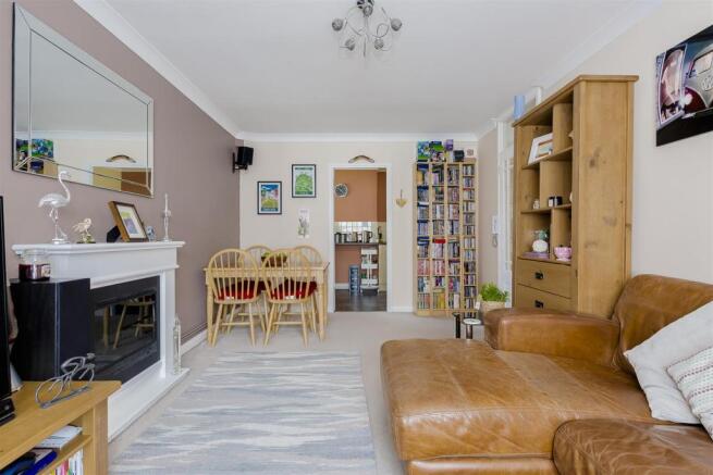 flat-Frobisher-Court-station-approach-cheam-109.jp