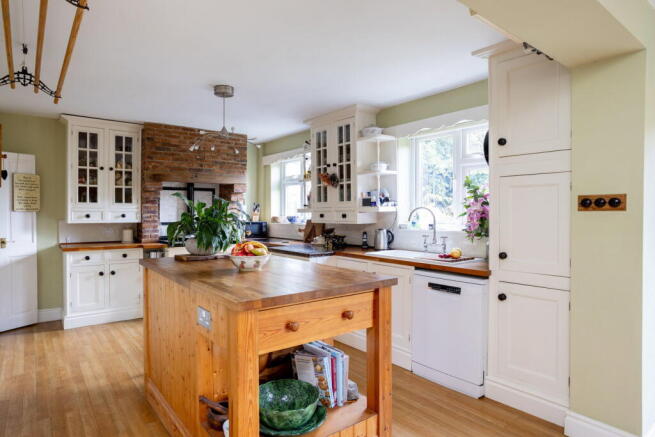 5 bed Detached for sale Image 11