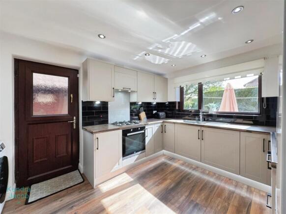 4 bed Detached for sale Image 8
