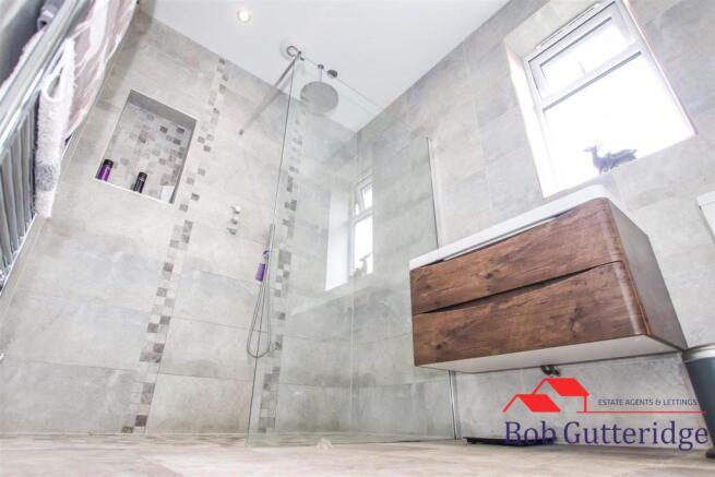 LUXURY FULLY TILED EN-SUITE SHOWER ROOM
