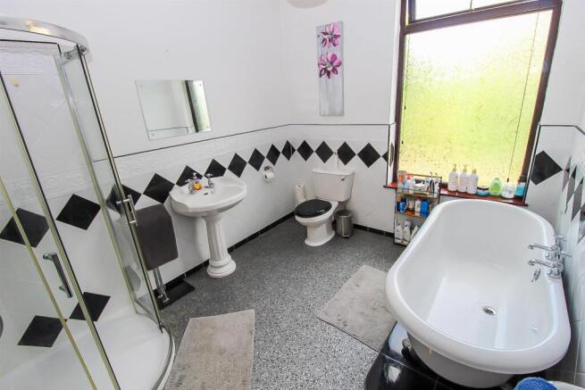 4 bed Detached for sale Image 7