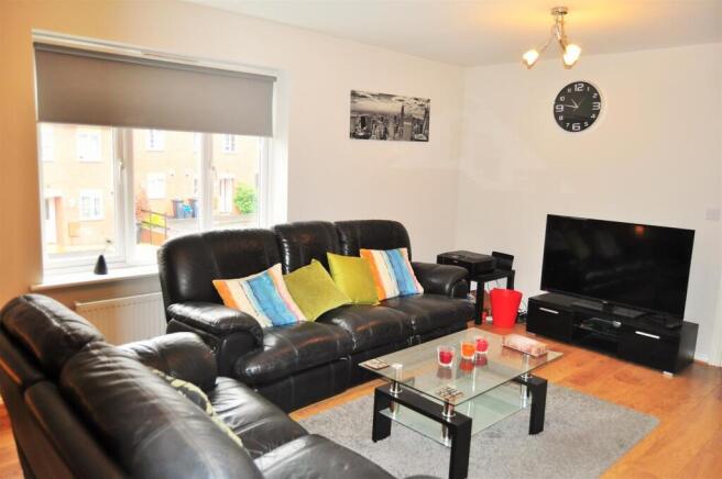 Batsman Close, 8, Living2.JPG