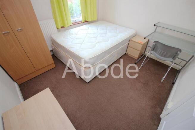 4 bed House to rent Image 5