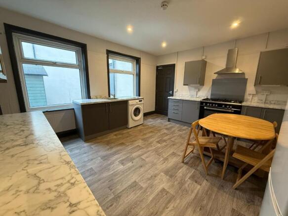 1 bed House Share to rent Image 7