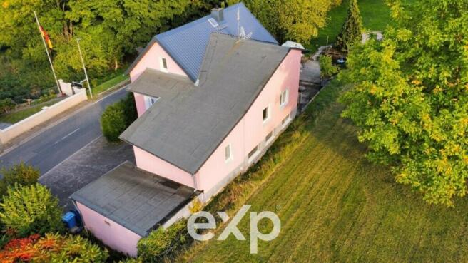 Luftaufnahme: Haus mit Garten