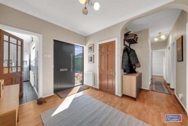 5 bed Detached for sale Image 11