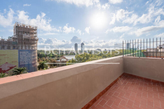 Atico-en-finca-modernista-con-terraza-al-lado-d...