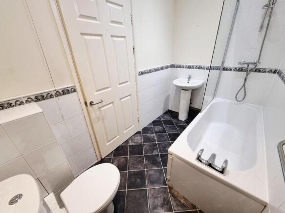 2 bed Flat to rent Image 5