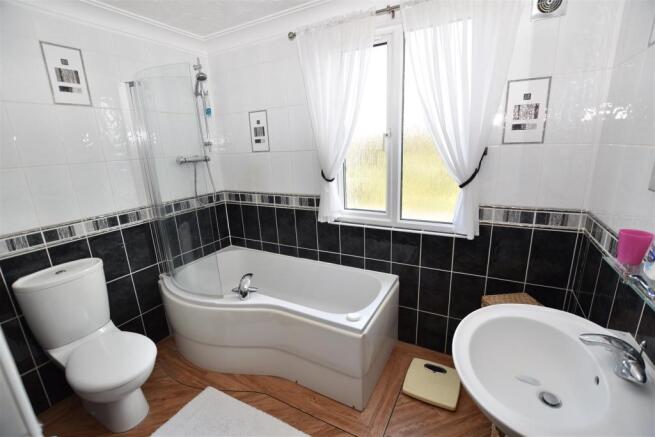 FAMILY BATHROOM/WC