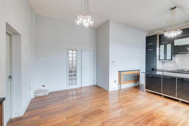 Apartment 14, 22 Sir Thomas Street_6.jpg