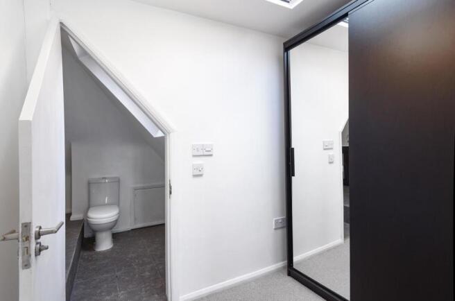 206b Melrose Avenue - Bathroom.jpg