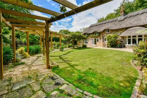 Honeysuckle Cottage, Ramsbury Road, Lambourn Woodlands, Hungerford RG17 7TJ