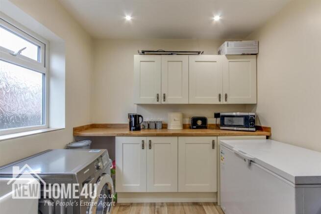 KITCHEN/DINING ROOM: