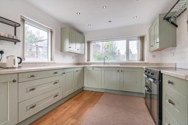 4 bed Semi-Detached to rent Image 6