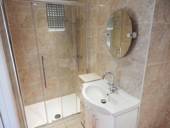 BATHROOM / SHOWER