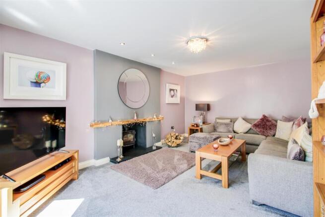 5 bed Detached for sale Image 9