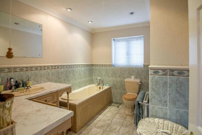Master Ensuite Ba...