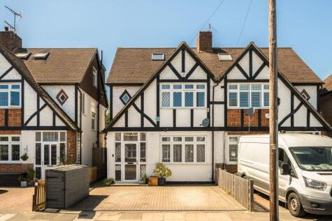 Evelyn Close, Whitton