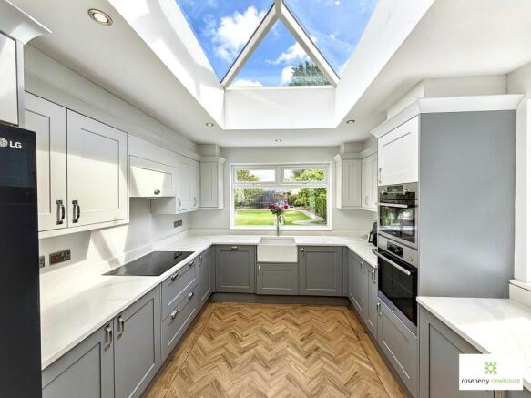 4 bed Semi-Detached for sale Image 11