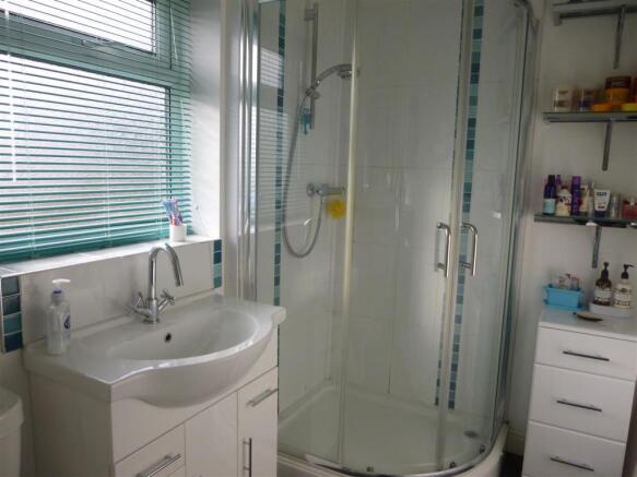 Bathroom (2).JPG