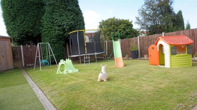 ENCLOSED REAR GARDEN