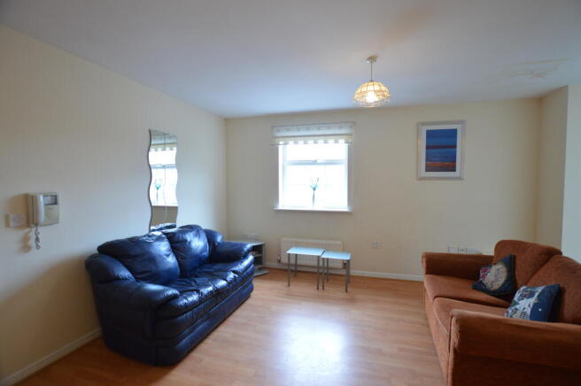 2 bed Apartment to rent Image 3