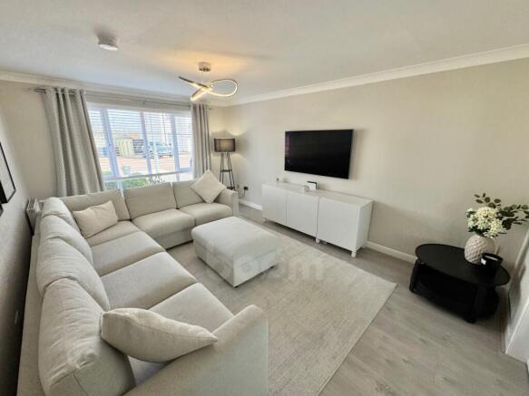 Juniper Street, Irvine lounge