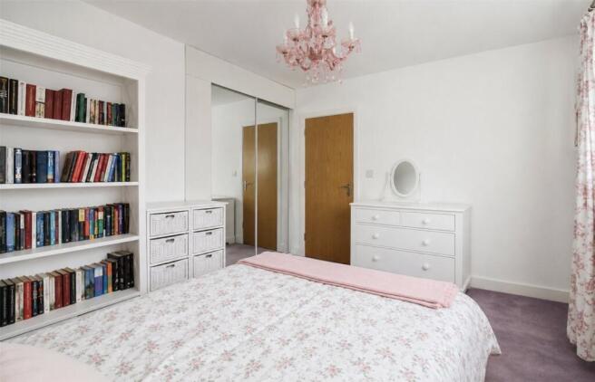 5 bed Detached for sale Image 11