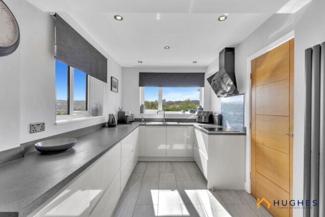 4 bed Detached for sale Image 8