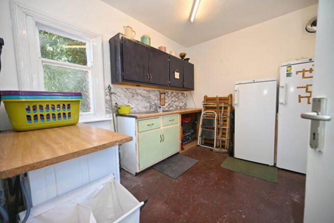 6 bed Detached for sale Image 11