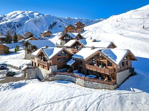 Comlex of 3 chalets