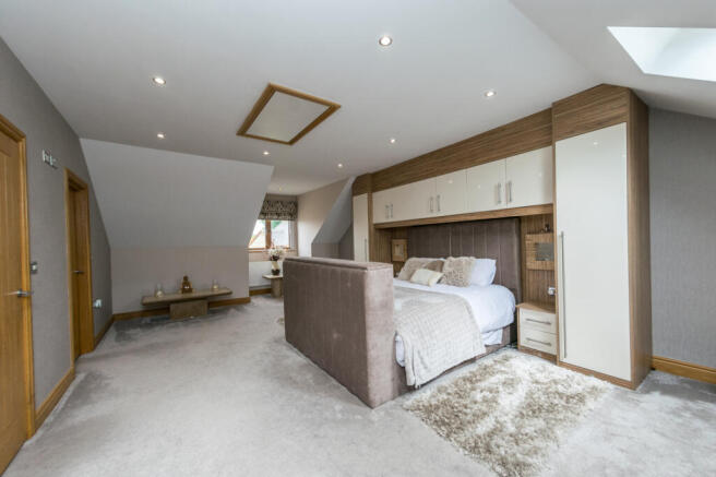 5 bed Detached for sale Image 12