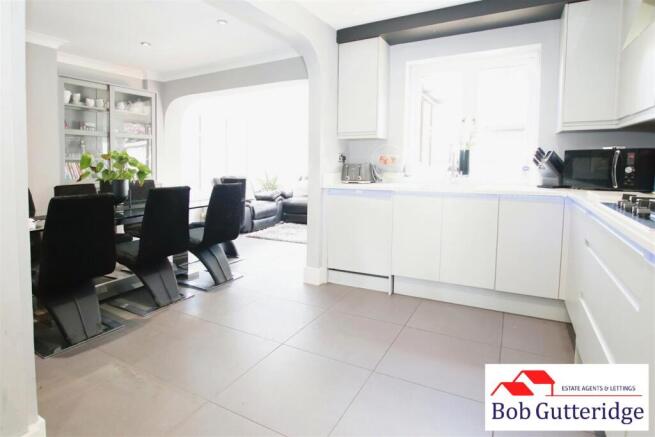 "L" SHAPED FITTED KITCHEN / DINING ROOM