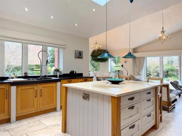 6 bed Detached for sale Image 5