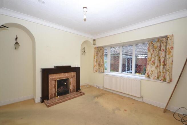 3miltondriveDININGROOM.JPG