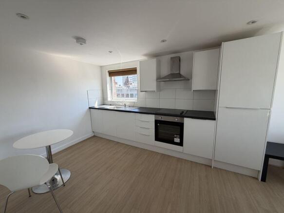 2 bed Flat to rent Image 4
