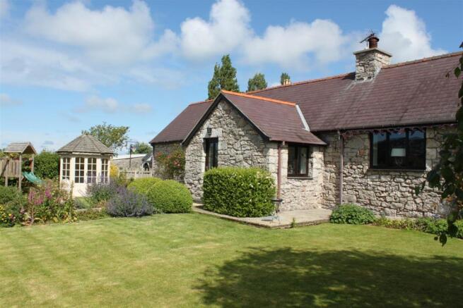LANDSCAPED FRONT GARDEN