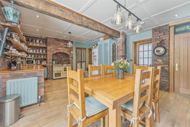 4 bed Semi-Detached for sale Image 5