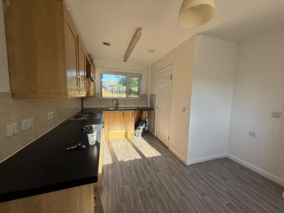 3 bed Semi-Detached to rent Image 5