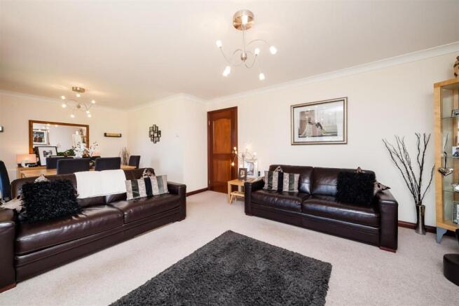 Lounge/ Dining Area