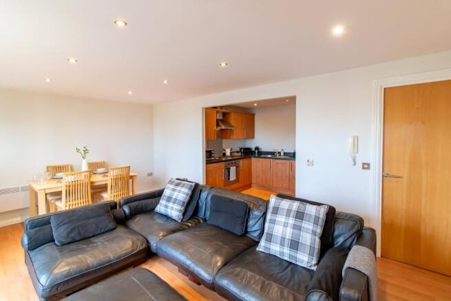 Lounge/Dining 5