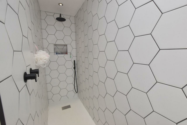 EN SUITE SHOWER ROOM